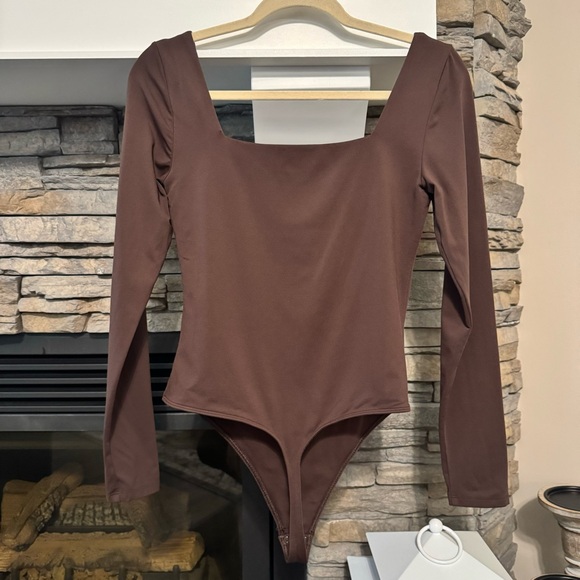 Aritzia Babaton Contour Squareneck Longsleeve Bodysuit, Size Large. - Picture 2 of 3